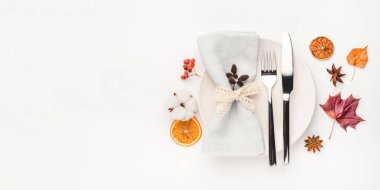 Sonbahar yaprakları, böğürtlen ve baharatlarla süslenmiş Şükran Günü arkaplanı.