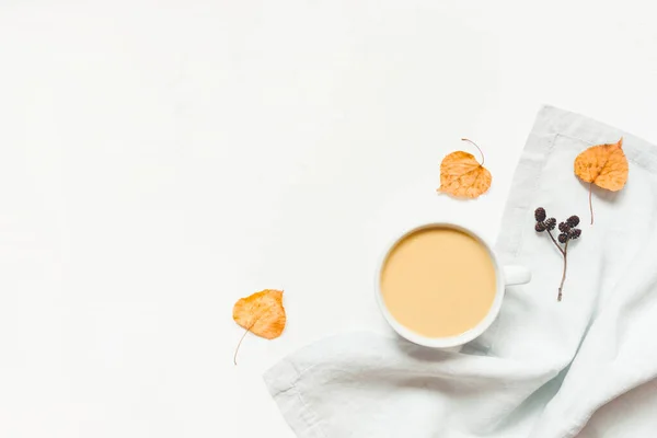 Φθινόπωρο Φόντο Ένα Φλιτζάνι Ζεστό Καφέ Τσάι Γάλα Λευκό Ξύλινο — Φωτογραφία Αρχείου