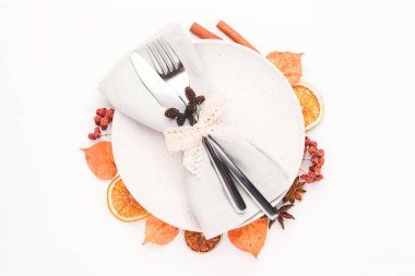 Sonbahar yaprakları, böğürtlen ve baharatlarla süslenmiş Şükran Günü arkaplanı.