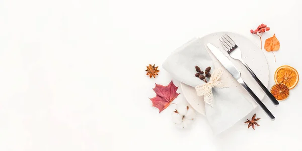 Erntedank Herbst Hintergrund mit Herbstblättern, Beeren und Gewürzen dekoriert. — Stockfoto