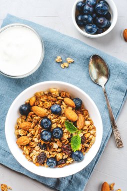Yoğurt ve yaban mersinli fırında granola..