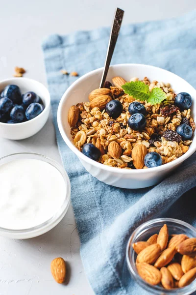 Yoğurt ve yaban mersinli fırında granola..