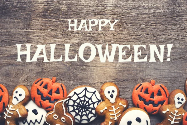 Ahşap arka planda Cadılar Bayramı zencefilli kurabiyeleri.