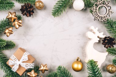 Köknar ağacı dalları ve dekorasyonlarının Noel kompozisyonu.