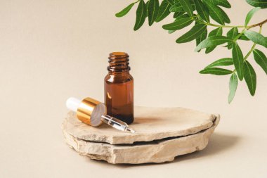 Doğal bej arka planda bir şişe kahverengi kozmetik..