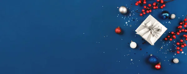 Hediye kutusu ve dekorasyonların Noel arkaplanı.