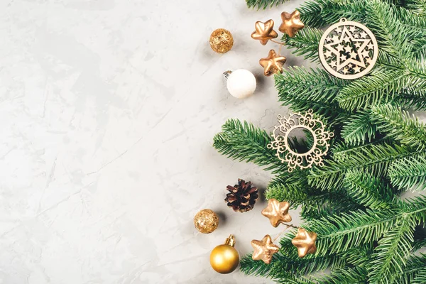 Köknar ağacı dalları ve dekorasyonlarının Noel kompozisyonu.