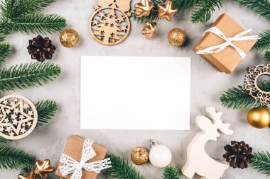 Köknar ağacı dalları ve dekorasyonlarının Noel kompozisyonu.