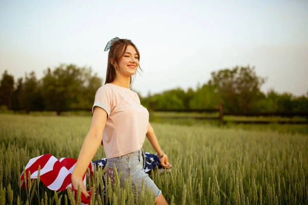 Concepto del día de la independencia con la mujer acostada en la bandera americana —  Fotos de Stock