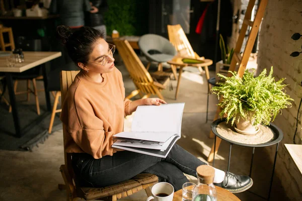 Ragazza blogger con una tazza di caffè nel caffè con rivista — Foto Stock