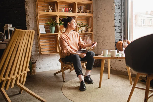Chica blogger con una taza de café en la cafetería con revista — Foto de Stock