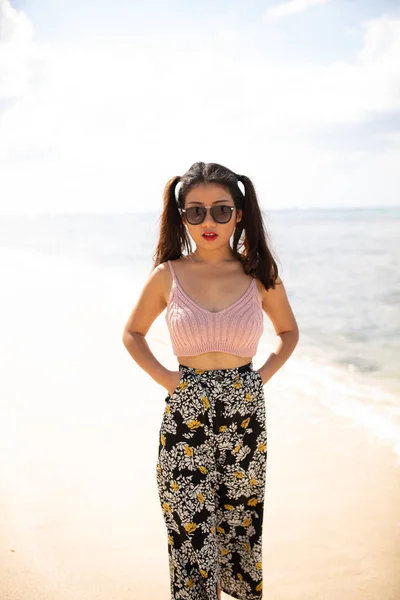 Underbara Mega Glad Ung Asiatisk Flicka Poserar Känslomässigt Med Havsvågor — Stockfoto