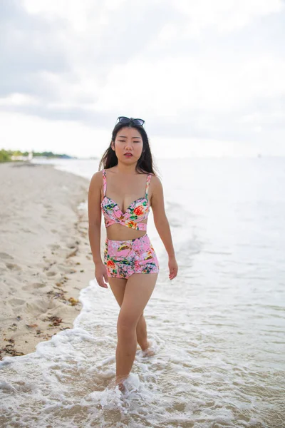 Nádherná Mega Šťastný Mladý Asijské Dívka Pózovat Emocionálně Mořskými Vlnami — Stock fotografie