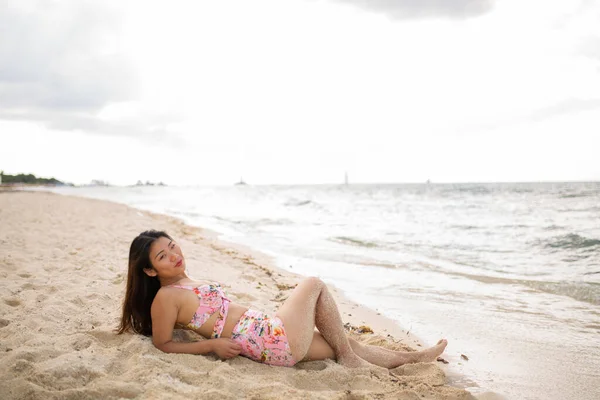 Nádherná Mega Šťastný Mladý Asijské Dívka Pózovat Emocionálně Mořskými Vlnami — Stock fotografie