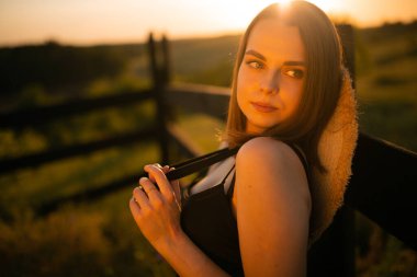 Sahadaki kızın gün batımı fotoğrafı, elbise, günbatımı, tarlanın derinliği, profil, açık hava kadınları.