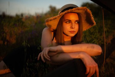 Sahadaki kızın gün batımı fotoğrafı, elbise, günbatımı, tarlanın derinliği, profil, açık hava kadınları.