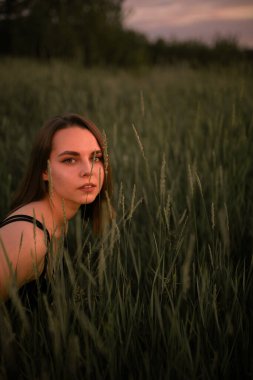 Sahadaki kızın gün batımı fotoğrafı, elbise, günbatımı, tarlanın derinliği, profil, açık hava kadınları.