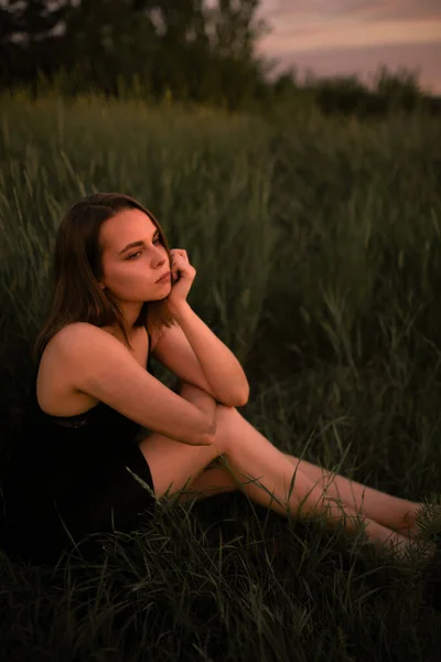 Puesta Sol Foto Chica Campo Vestido Puesta Sol Profundidad Campo — Foto de Stock