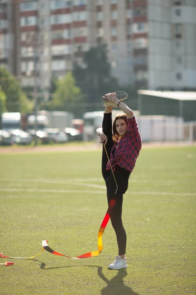 Muda Cantik Gadis Dalam Pakaian Olahraga Hitam Melakukan Perpecahan Senam — Stok Foto