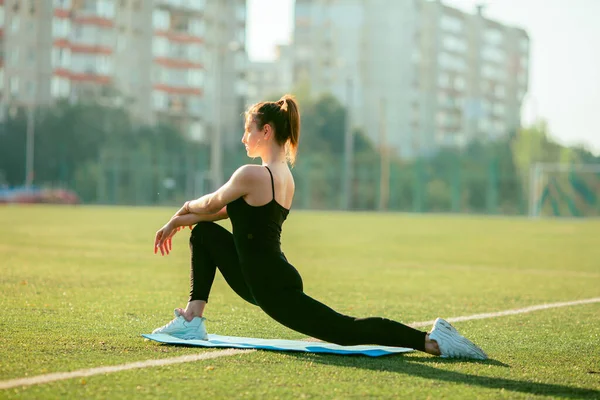 Hermosa Mujer Forma Haciendo Estiramiento Piernas Gimnasia Ropa Deportiva Musculosa — Foto de Stock