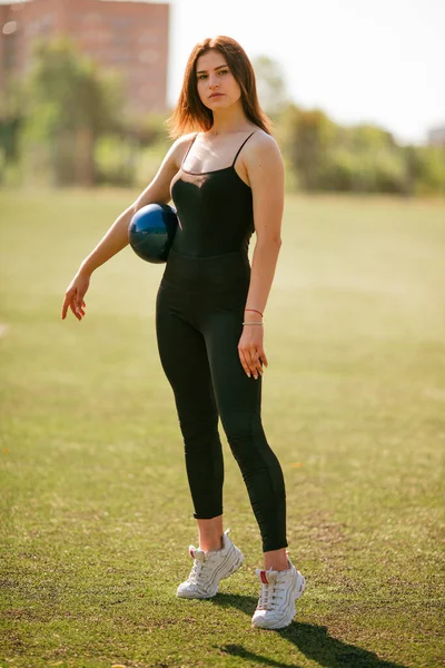 Joven Chica Guapa Traje Deportivo Negro Haciendo Gimnasia Las Divisiones — Foto de Stock