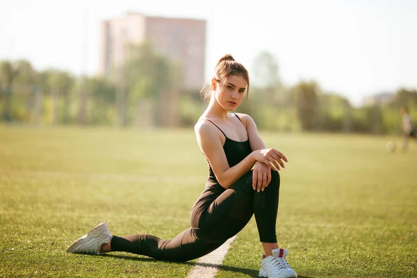 Güzel Formda Bir Kadın Bacak Esnetiyor Jimnastik Yapıyor Spor Giyiniyor — Stok fotoğraf