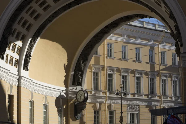 Busur Indah Dengan Jam Depan Bangunan Saint Petersburg Rusia — Stok Foto