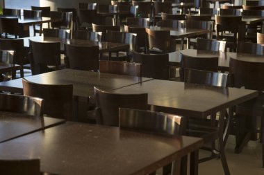 seçici odak ahşap sandalye ve tablo satırları yerleştirilir