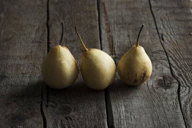 ahşap masa üzerinde sarı armut seçici odak 