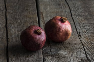 ahşap masa üzerinde kırmızı lezzetli nar görünümü kadar kapatın