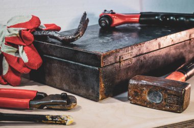 Araçlar ile eski göğüs