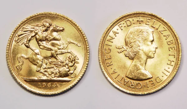エリザベス女王 英国ポンドのスターリングゴールド 古いタイプ 1964年 金の地金のコイン — ストック写真