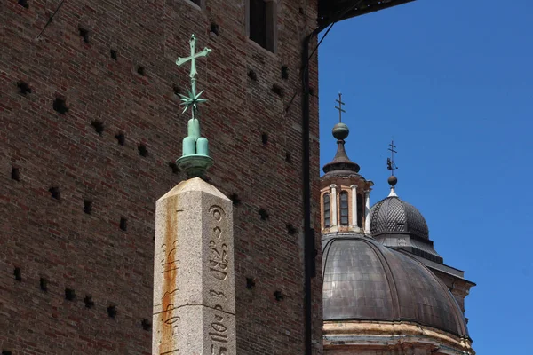 Urbino Talya Katedrali Ile Mısır Dikilitaş Ayrıntı Antik Tarihi Ortaçağ — Stok fotoğraf