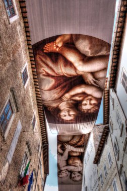 Urbino, İtalya, Ağustos 2018 - Raffaello sokak dekorasyon ve ev Raffaello Sanzio, Urbino, İtalya