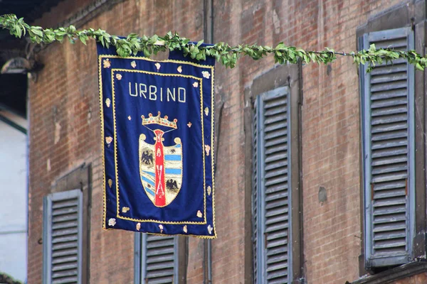 ウルビーノ イタリア 2018年 ウルビーノ イタリア 紋章付き外衣 歴史的な中世の街 — ストック写真