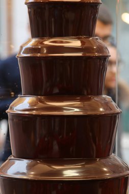 Sıvı çikolata makinede çikolatalı