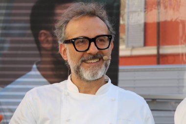Modena, İtalya, Aralık 2018, şef Massimo Bottura, genel olay Piazza Roma, Modena, İtalya
