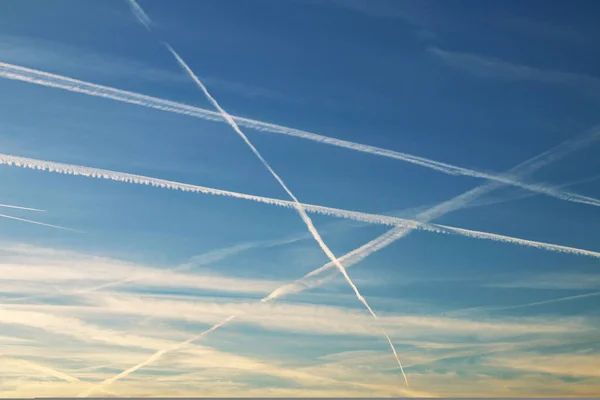 Химикаты Самолет Летящий Голубом Небе — стоковое фото