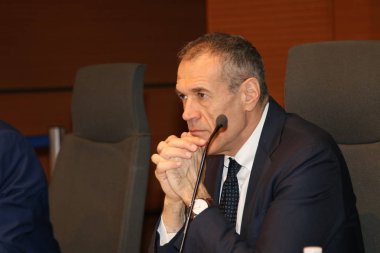 Modena - İtalya - Ocak 2019 - Carlo Cottarelli İtalyan ekonomist, kamu konuşma, Ekonomi Üniversitesi