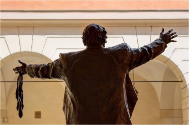 Modena, Emilia Romagna, İtalya, Luciano Pavarotti bronz anıt, Belediye Tiyatrosu