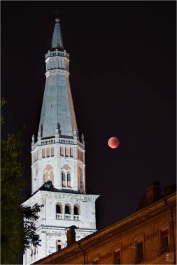Modena, Emilia Romagna, İtalya, Ghirlandina kule kırmızı ay, UNESCO Dünya Miras Listesi