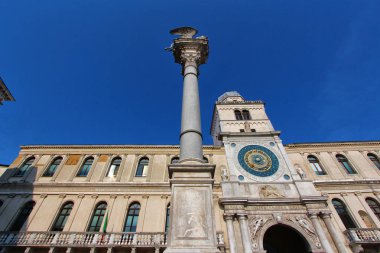 Padova, İtalya, tarihi merkez, saat kulesi ve Venedik aslan sütunu