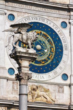 Padova, İtalya, tarihi merkez, saat kulesi ve Venedik aslan sütunu