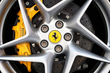 Modena, İtalya, Mayıs 2019 - Motor Valley Fest sergisi, Ferrari F8 Tribute jant detayı