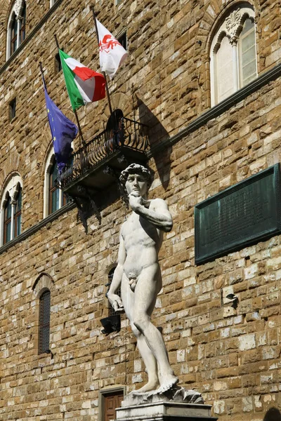 Estátua David Michelangelo Praça Signoria Com Bandeiras Florença Itália — Fotografia de Stock