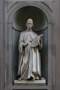 Leon Battista Alberti 'nin heykeli, Uffizi müzeleri, Floransa, İtalya, ünlü turistik mekan