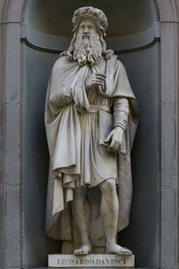 Leonardo Da Vinci 'nin heykeli Uffizi müzesi, ünlü turistik yer, Floransa, İtalya