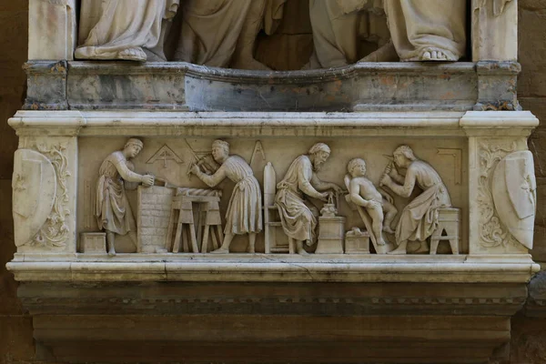 Mestres Madeira Pedra Trabalhadores Baixo Relevo Detalhe Orsanmichele Igreja Florença — Fotografia de Stock