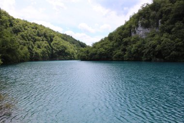 Plitvice gölleri, Hırvatistan, doğal şelaleler ve parktaki su akıntıları