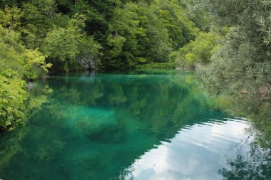 Plitvice gölleri, Hırvatistan, doğal şelaleler ve parktaki su akıntıları